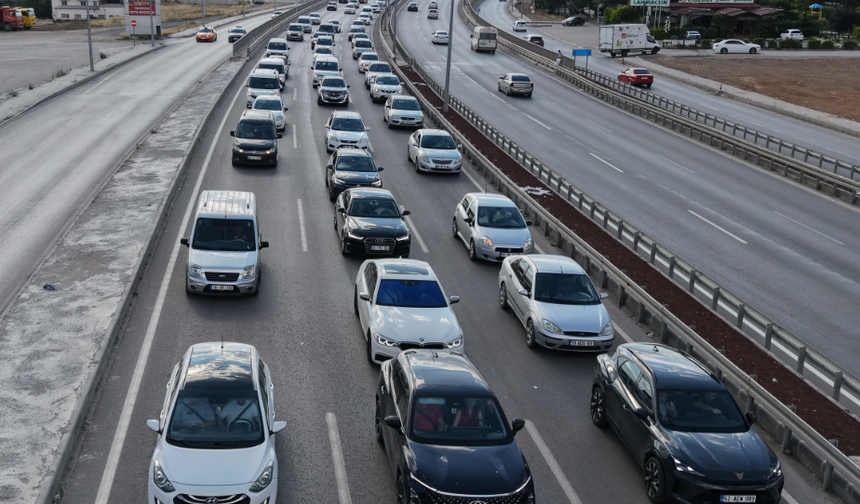 Kırıkkale’de tatil yoğunluğunda zincirleme etki: Kaza trafiği durma noktasına getirdi