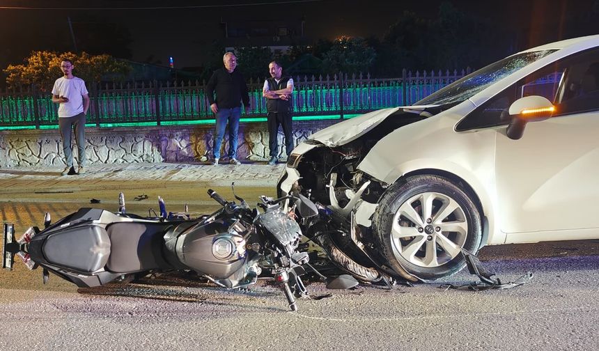 Motosiklet otomobil ile kafa kafaya çarpıştı!