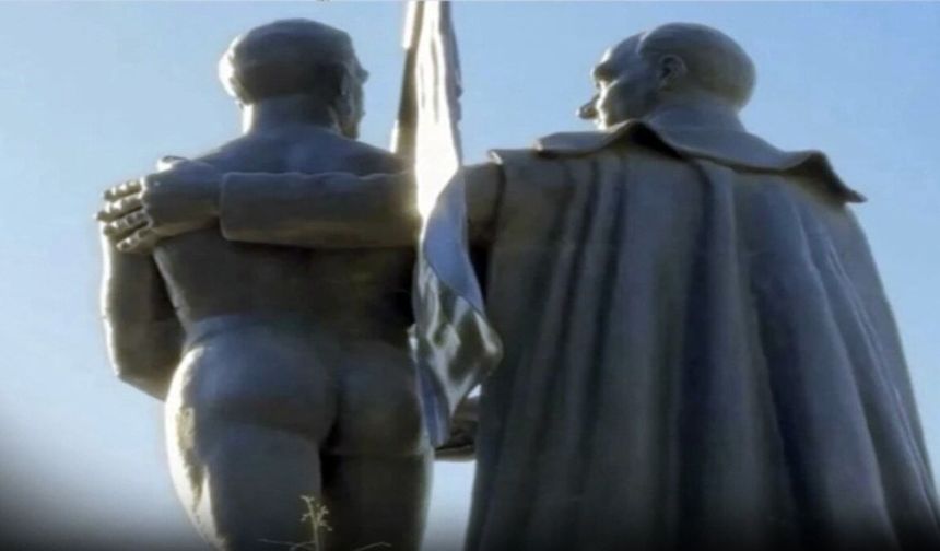 Atatürk anıtının hemen yanında: Malatya'yı karıştıran çıplak heykel gündem oldu!