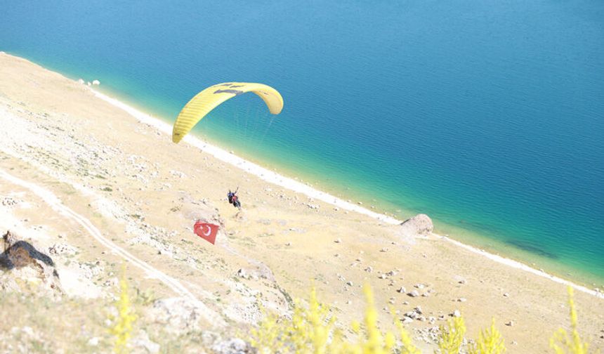 Van gölü semalarında 15 Temmuz için "saygı uçuşu"