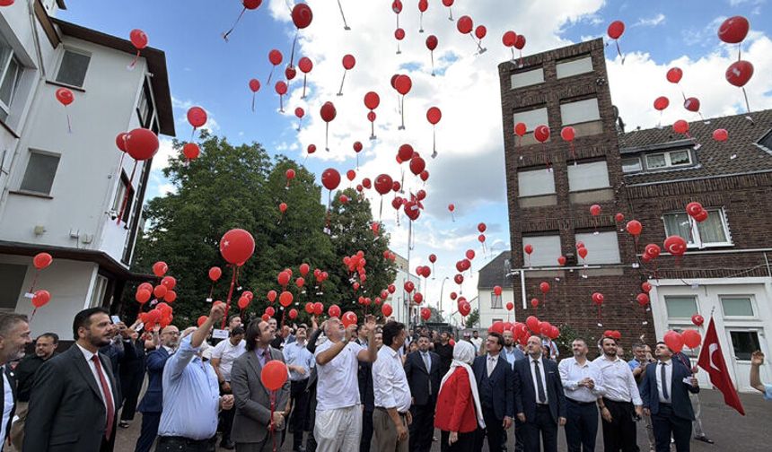Köln'de 15 Temmuz ruhu: Şehitlerin isimleri gökyüzüne yükseldi!