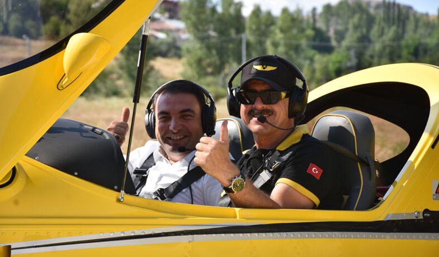 Özel uçağıyla köyüne iniş yaptı: O anlar sosyal medyada büyük ilgi gördü