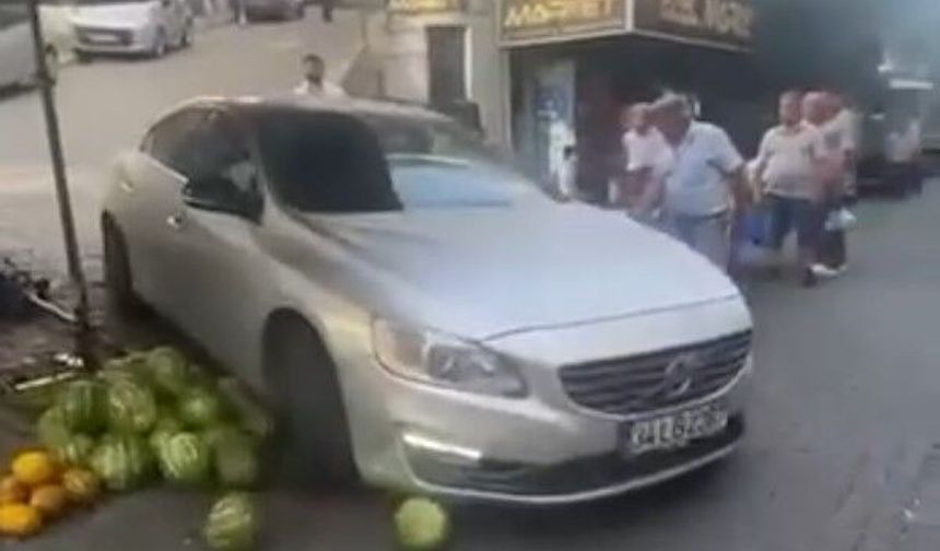 Lüks aracıyla pazara daldı! Karpuz tezgahını ezip yoluna devam etti
