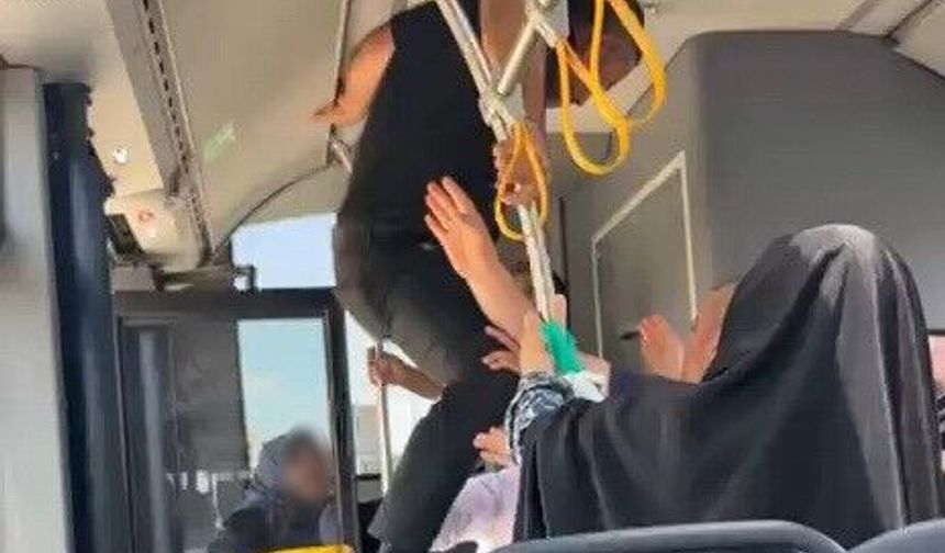 Otobüste tekmeli, yumruklu kavga! Otobüsten aşağı düştü