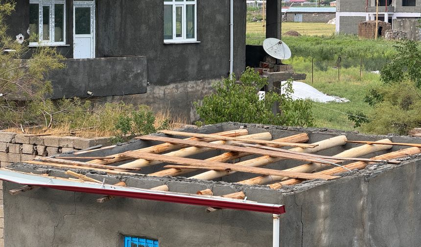 Fırtına Iğdır'ı vurdu: Çatılar uçtu, elektrik direkleri devrildi