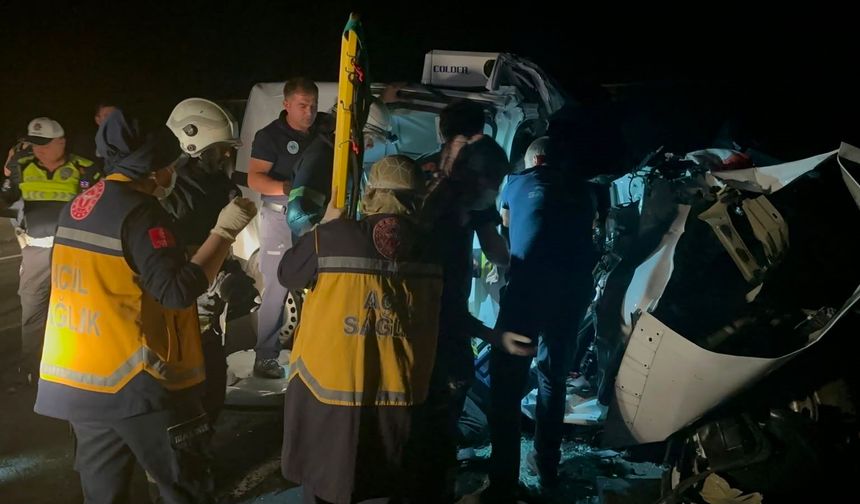 Tırın dorsesi koptu, ortalık savaş alanına döndü! Zincirleme kazada 3 kişi yaşamını yitirdi