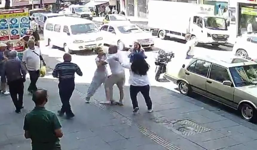 Kaza sonrası çıkan kavgada ortalık savaş alanına döndü: Kırdığı aynayla kadın sürücüyü böyle darbetti