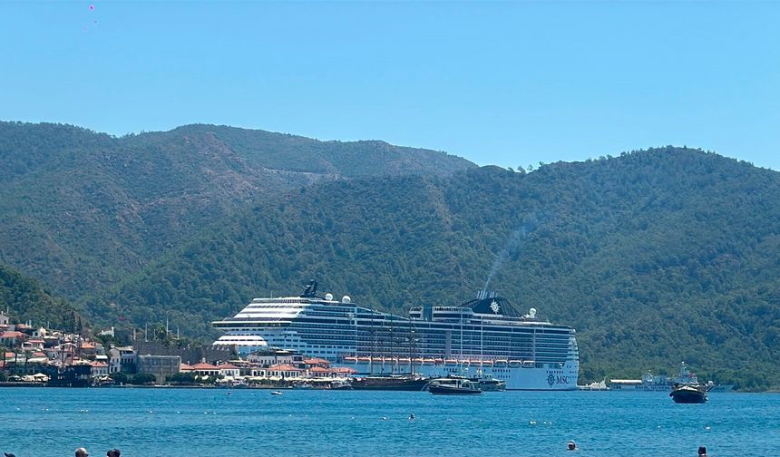 Devasa gemi Marmaris'e geldi