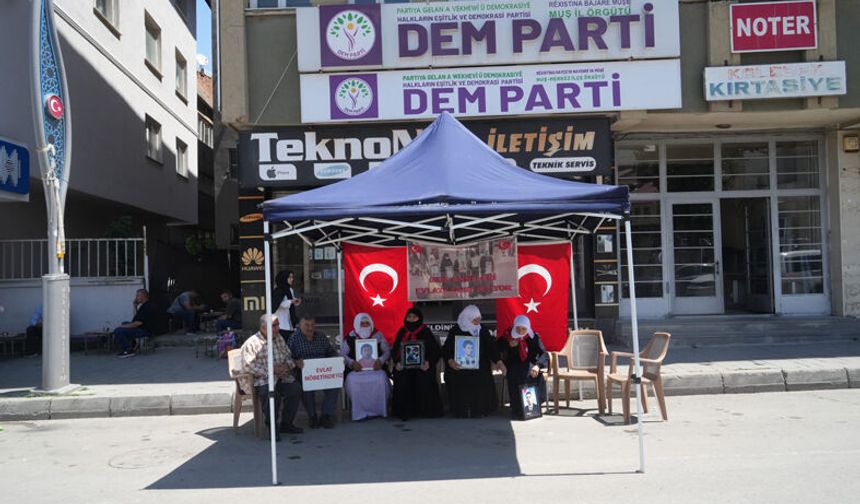 Muş'ta evlat nöbeti: "100 sene de geçse vazgeçmeyeceğiz"