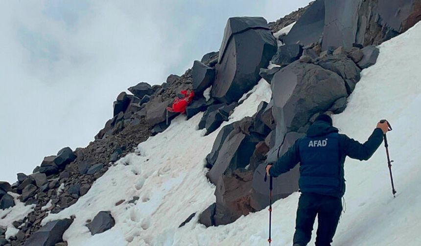 4700 metre rakımda bulunan dağcının cenazesi dağdan indirildi