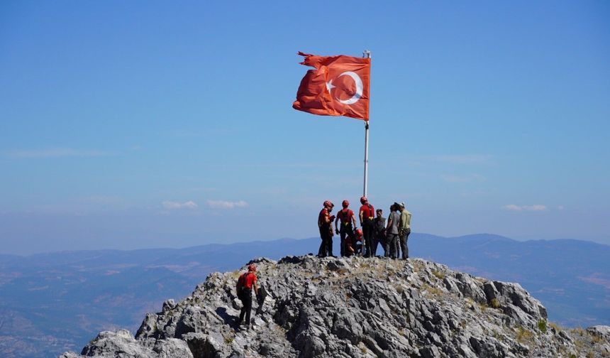 Spil Dağı zirvesinde 15 Temmuz destanı: Bayrak törenle göndere çekildi