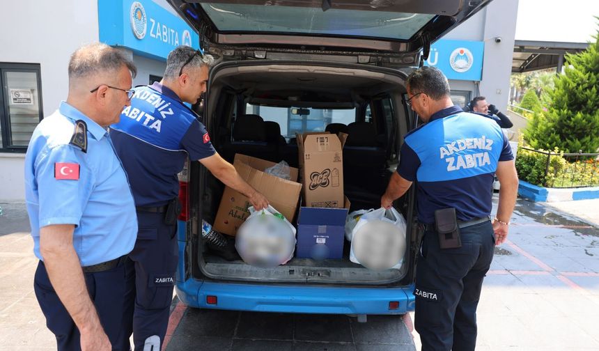 Zincir markette pes dedirten görüntü! Raflarda 135 tarihi geçmiş ürün bulundu