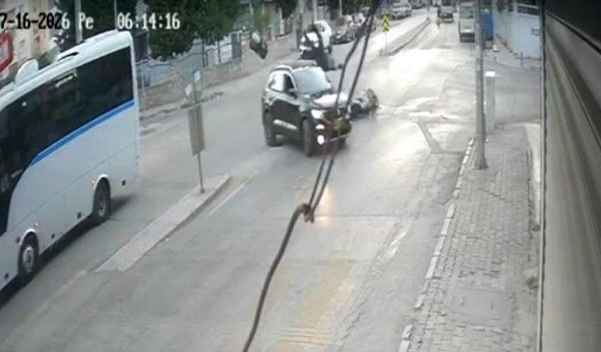 İzmir'de motosikletliye çarpıp kaçan sürücü kamerada!