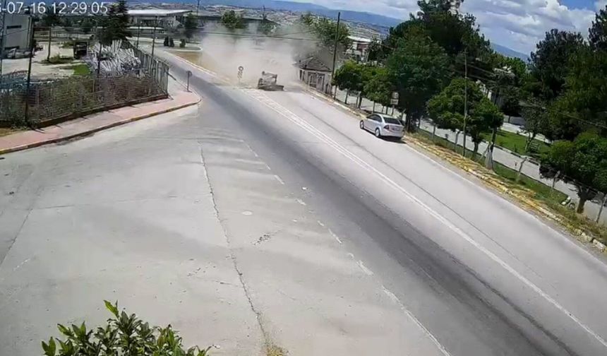 Otomobil takla attı! Feci kaza kamerada