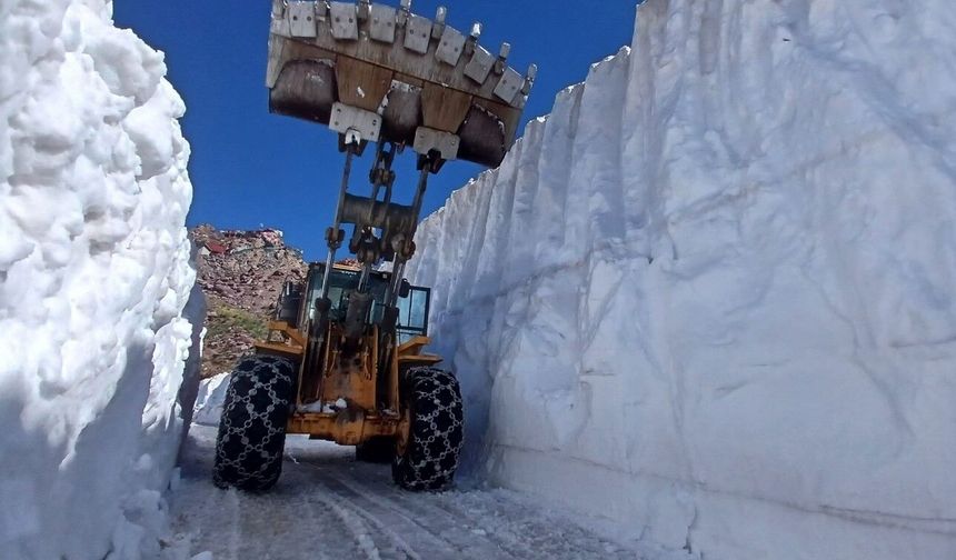 Hakkari'de altı metrelik karlı yolda seferberlik