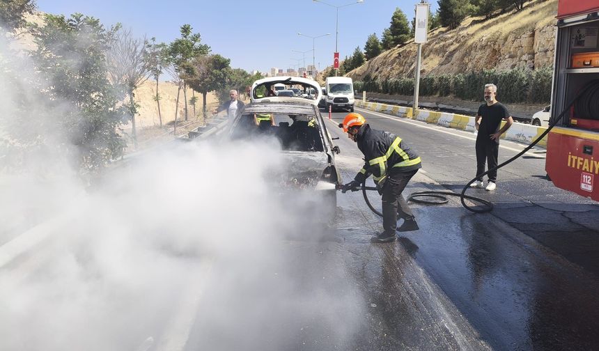 Mardin'de yol alan araçta yangın