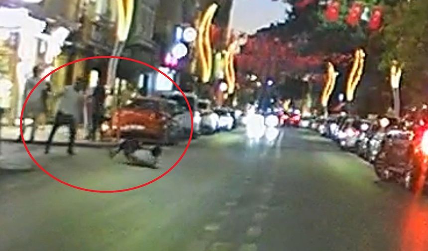 Taşkınlık yapan alkollü kişiye yumruklu müdahale kamerada!