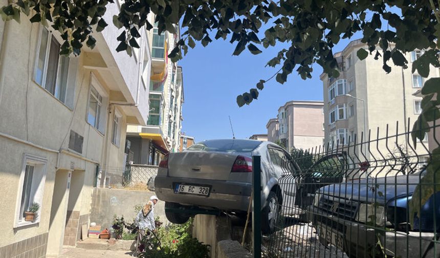 El frenini çekmeyince duvarda asılı kaldı