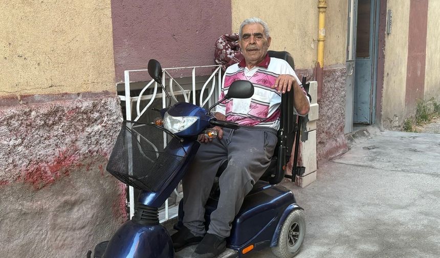 Oğlunun akülü sandalyesini yaktığı Cemil Özer'e yeni araç hediyesi