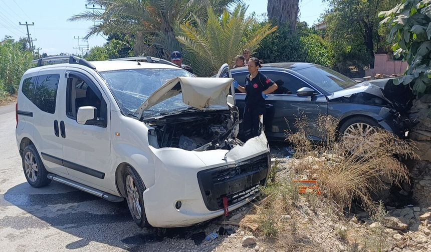 Manavgat'ta araçlar kafa kafaya verdi