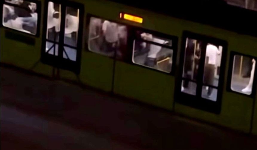 Metroda tekmeli yumruklu kavga anı cep telefonu kamerasında!