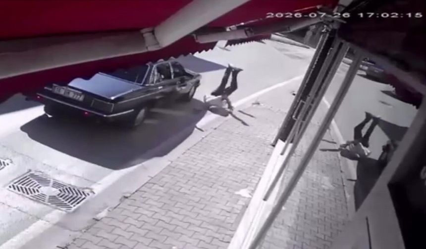 Bursa'da feci kaza kamerada! Otomobilin çarptığı yaya ağır yaralandı