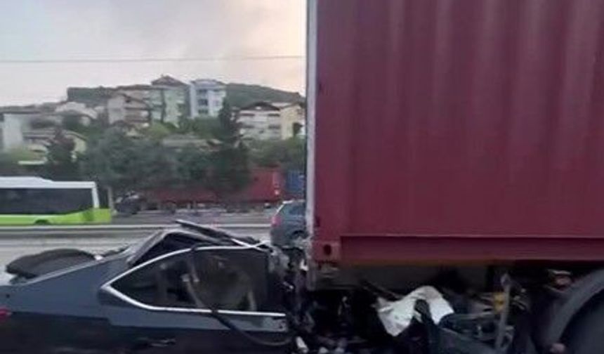 Kocaeli'de feci kaza: Otomobil tırın altına girdi, baba ile oğlu hayatını kaybetti