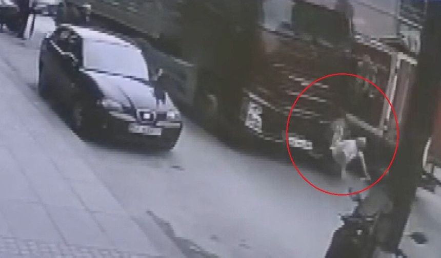 TIR'ın altında kalan yaya ağır yaralandı!