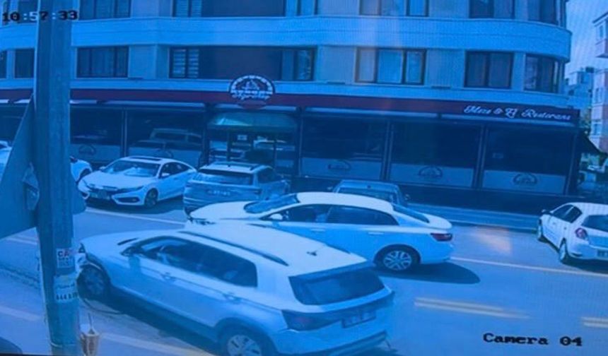 Aracının kontrolünü kaybeden sürücü 7 otomobile çarptı!