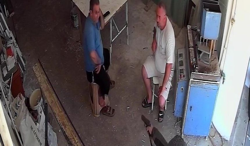 Taburede otururken kurşun yağmuruna tutuldu! O anlar kamerada