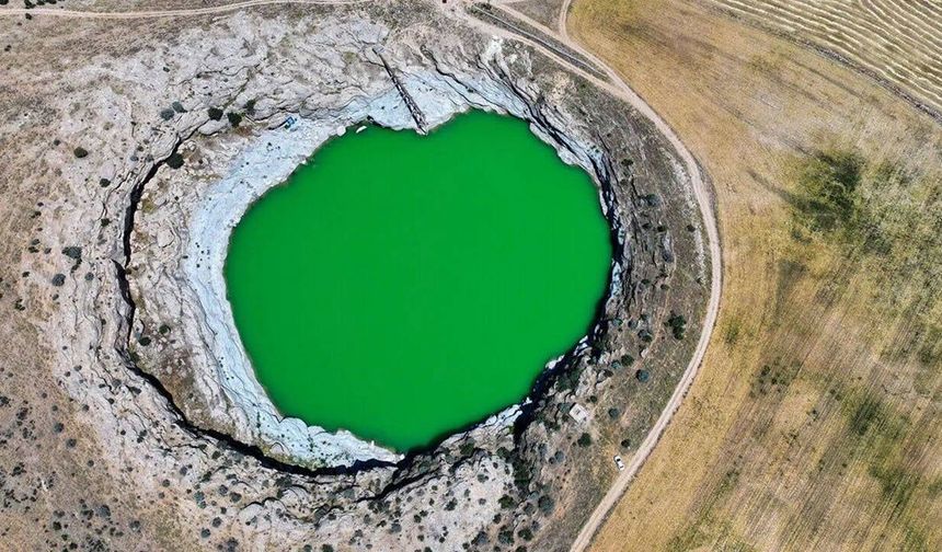 Kuruyan obruk yeniden hayat buldu! Konya'daki zümrüt yeşili manzara görenleri büyülüyor