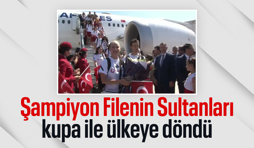 Şampiyon Filenin Sultanları kupa ile ülkeye döndü