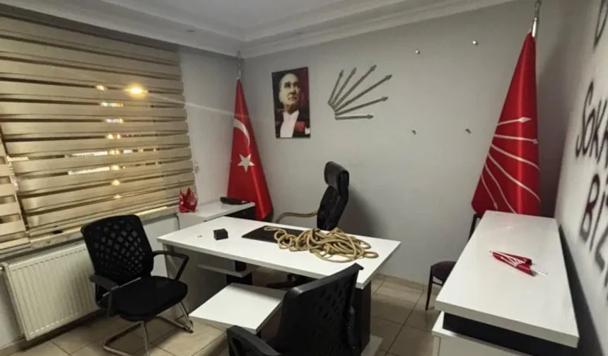 CHP ilçe binasından ayrılırken masaya urgan bıraktılar