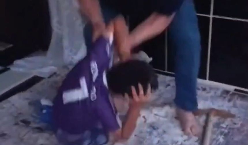 Elinde kazmayla geldi, küçük çocuğa saldırdı!