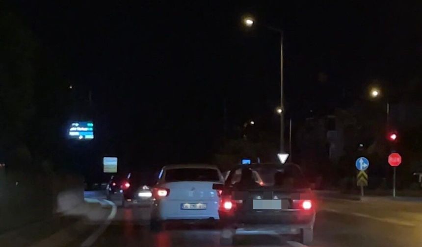Trafikte makas atan otomobil korkuttu: Araçtaki 4 kişi kameraya yansıdı