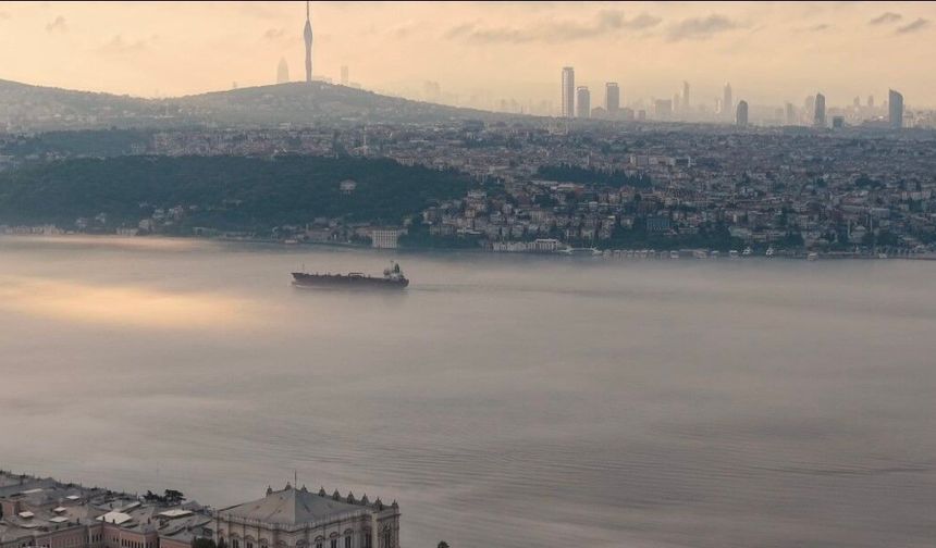 İstanbul'da yoğun sis! Boğaz gemi trafiğine kapatıldı