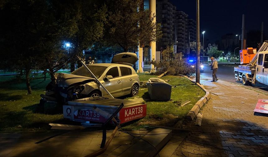 Kontrolden çıktı, parkın ortasına daldı! Kayseri'de faciadan dönüldü