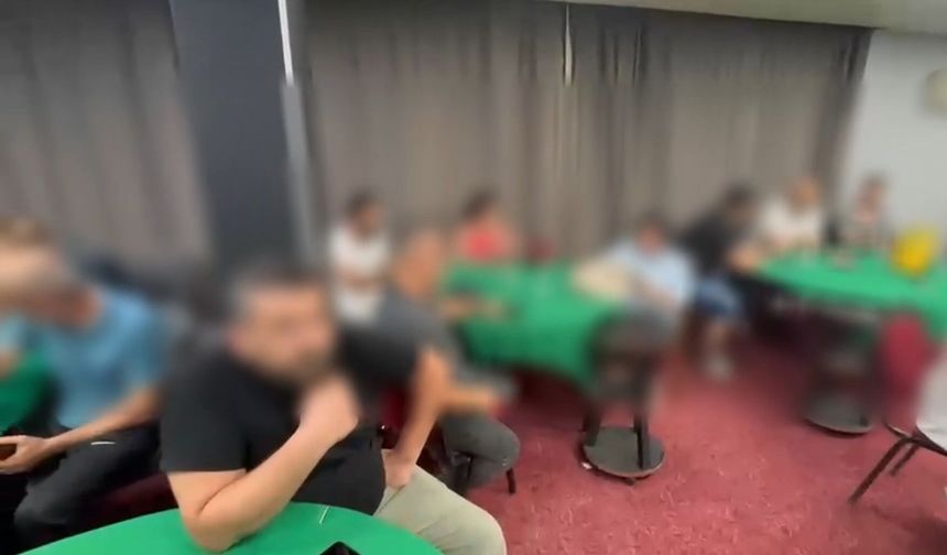 Düğün salonundan gizli kumarhane çıktı! Duvarın arkasındaki gizli oda polisi bile şaşırttı