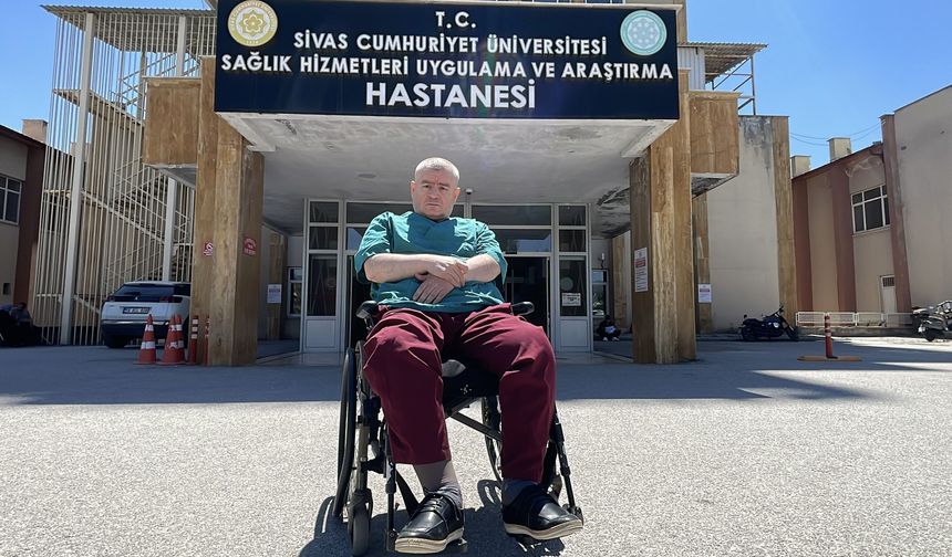 Dünya tıp literatüründe bir ilk! Tekerlekli sandalyeyle 28 yıldır ameliyat yapıyor
