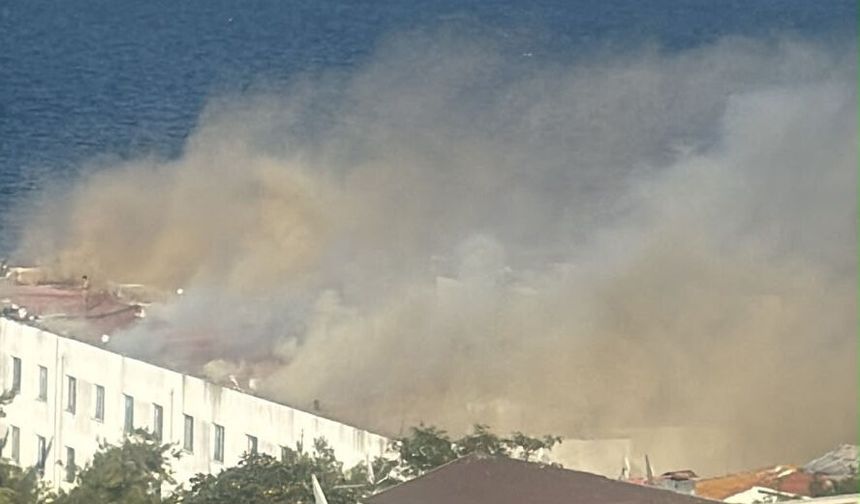 Heybeliada Deniz Harp Okulu'nda korkutan yangın: Çatı alev alev yandı
