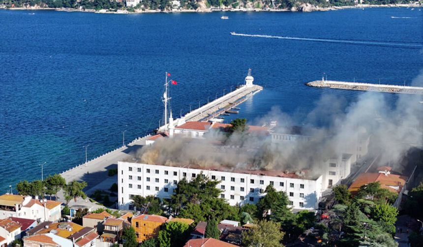 Heybeliada Deniz Harp Okulu'nun çatısındaki yangına müdahale sürüyor