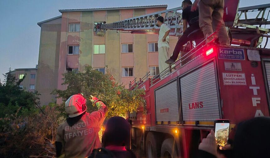 16 daireli binada yangın paniği: Mahsur kalan 9 kişi merdivenli araçla kurtarıldı