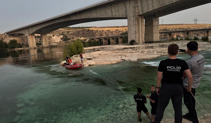 Fırat nehri kenarında piknik yaparken mahsur kaldılar!
