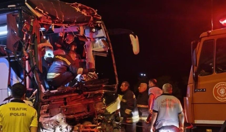 Gaziantep’te feci kaza! Yolcu otobüsü tırla çarpıştı: 2 ölü, 22 yaralı