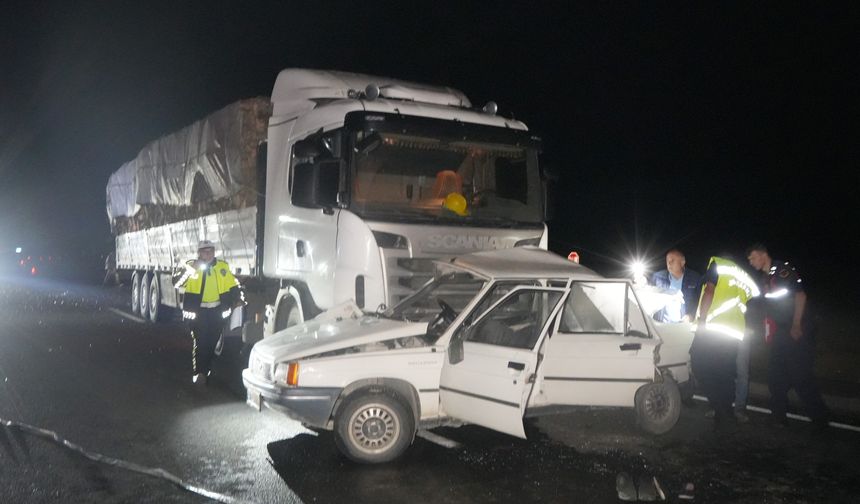 Taşköprü’de feci kaza! Tırın çarptığı otomobilde karı-koca can verdi