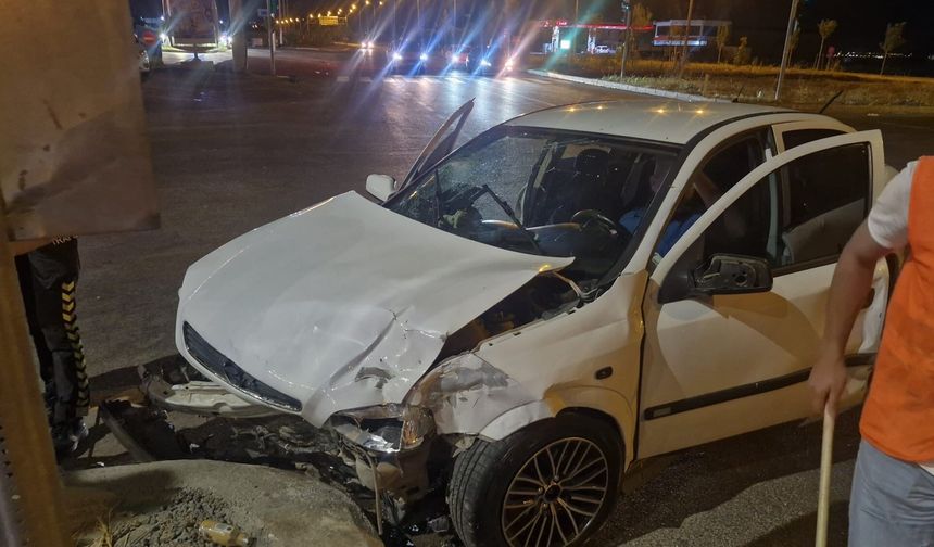 İki otomobil çarpıştı, ortalık savaş alanına döndü: 7 yaralı