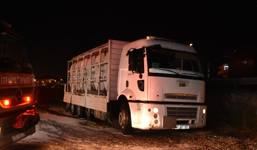 Hendek’te kimyasal alarm! Tuz ruhu taşıyan kamyondan sızıntı, 2 kişi hastanelik oldu
