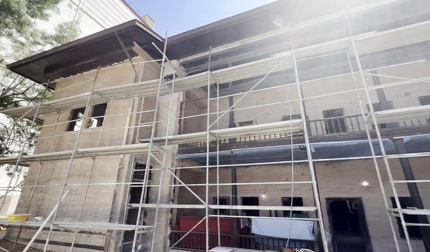 Malatya'da depremde yıkılmanın eşiğindeki tarihi Karakaş Konağı yeniden hayat buluyor!