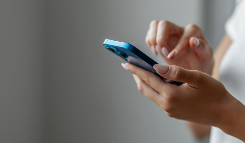 Akıllı telefonlar boyunları vurdu! Uzman uyardı: 20’li yaşlarda sıkça görülüyor