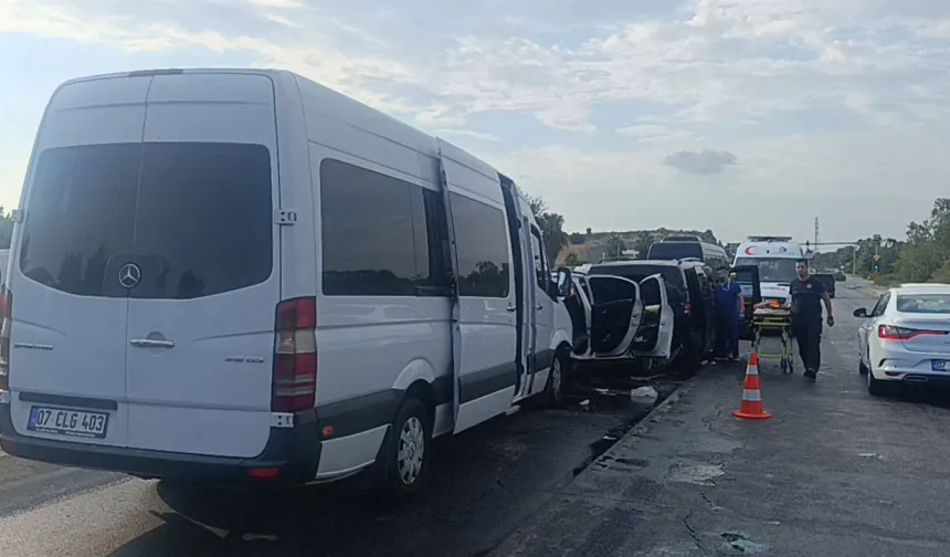 Antalya’da 6 araç birbirine girdi! Zincirleme kazada 17 kişi yaralandı